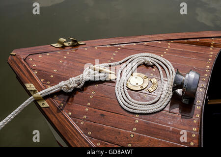 Nahaufnahme von der Vorderseite des Boot mit Liegeplatz Seil Kanal Festival in der Nähe von Chesterfield Derbyshire England Stockfoto