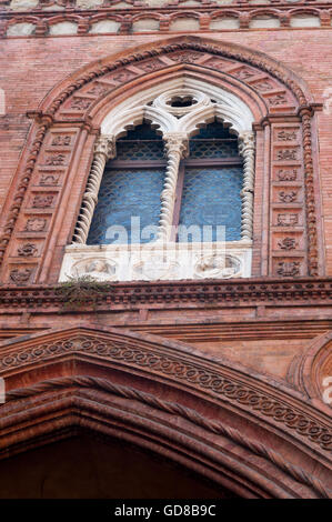 Zweibogigen und verzierte Fenster im Palazzo della Mercanzia (14. Jahrhundert), Bologna. Stockfoto