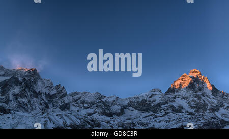 Letzte Sonnenstrahlen auf dem Gipfel des Monte Cervino in der Wintersaison, Aostatal - Italien Stockfoto