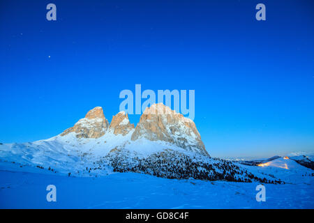 Die blaue Dämmerung auf Langkofel und Plattkofel Dolomiten Fassatal Sellajoch Trentino Alto Adige Italien Europa Stockfoto