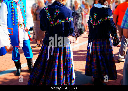 Männer und Frauen in der litauischen Volkstracht. Stockfoto