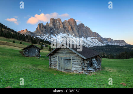 Blick auf die Geisler vom Gampen Alm im Morgengrauen Villnösser Tal Dolomiten Süd-Tirol Italien Europa Stockfoto