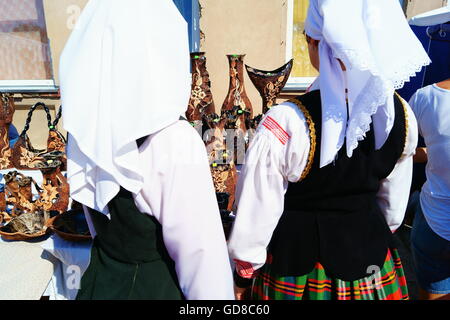 Frauen in der litauischen nationalen Kostüme in der Nähe von Tontöpfen. Stockfoto