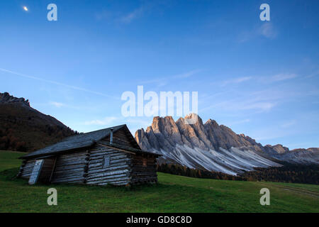 Das frühe Morgenlicht leuchtet Zannes Alm und den Geisler im Hintergrund Villnösser Tal South Tyrol Dolomiten Italien Europa Stockfoto