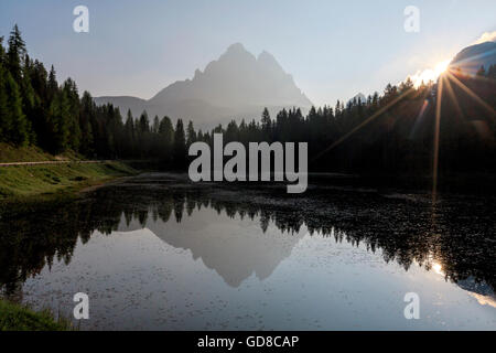 Die drei Zinnen von Lavaredo spiegeln sich im See Antorno bei Sonnenaufgang Veneto Sextner Dolomiten Italien Europa Stockfoto