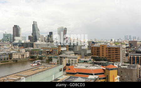 Skyline von London von der Aussichtsplattform auf Stufe 10 der Tate Modern Schalter Verlängerung im Juni 2016 eröffnet. Stockfoto