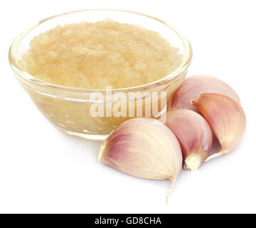 Zerdrückten Knoblauch mit ganzen diejenigen auf weißem Hintergrund Stockfoto