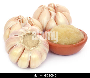 Zerdrückten Knoblauch mit ganzen diejenigen auf weißem Hintergrund Stockfoto