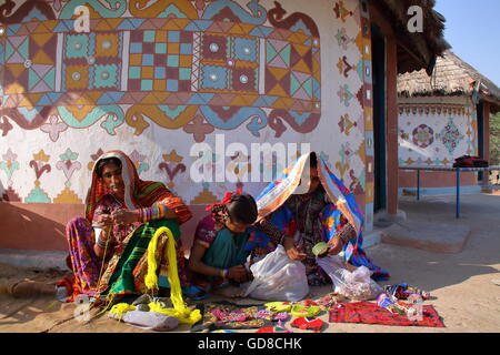 Stammes-Frauen vor ihrem Haus (Bhunga) in einem Dorf in der Nähe von Bhuj, Gujarat, Indien Stockfoto