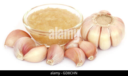 Zerdrückten Knoblauch mit ganzen diejenigen auf weißem Hintergrund Stockfoto