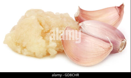 Zerdrückten Knoblauch mit ganzen diejenigen auf weißem Hintergrund Stockfoto