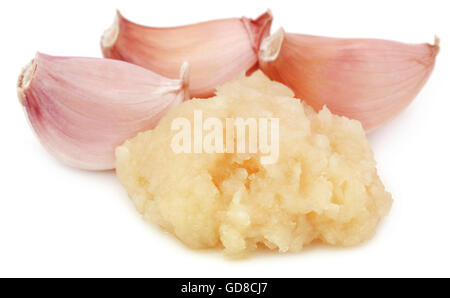 Zerdrückten Knoblauch mit ganzen diejenigen auf weißem Hintergrund Stockfoto