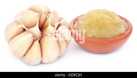 Zerdrückten Knoblauch mit ganzen diejenigen auf weißem Hintergrund Stockfoto