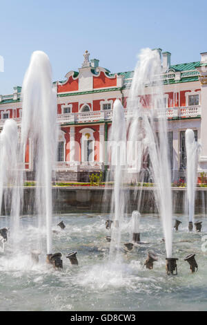 Palast und Brunnen Stockfoto