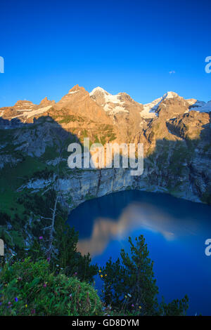 Sonnenuntergang am See Oeschinensee Berner Oberland Kandersteg Kanton Bern-Schweiz-Europa Stockfoto