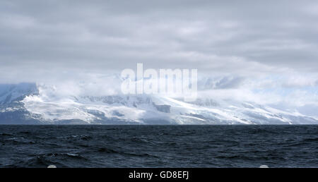 Gletscher und Berge hinunter zum Meer auf Elephant Island zu erreichen. Elephant Island, Antarktis, Süd-Atlantik. Stockfoto