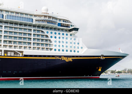 Disney Dream Cruise Schiff angedockt in Nassau, Bahamas Stockfoto