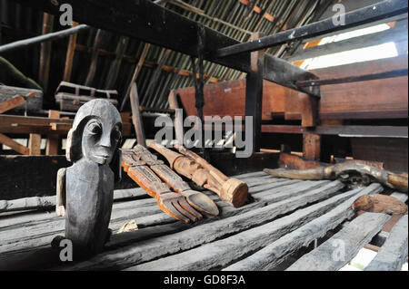 Ethnische Batak Handwerk in einem traditionellen Batak-Haus in Toba See von Sumatra, Indonesien Stockfoto