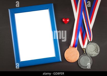 Sport-Medaillen auf einem hölzernen Hintergrund. Sammlung von Medaillen für die Gewinner. Auszeichnungen im Sport. Stockfoto