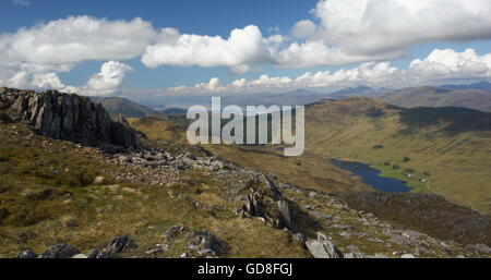 Loch Linnhe und Loch Lundavra und die Lochaber Hügel betrachtet von Mullach Nan Coirean. Stockfoto