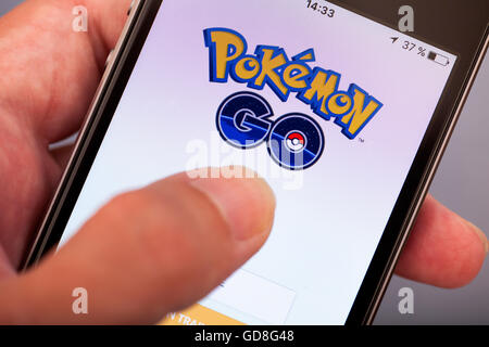 Tambow, Russische Föderation - 13. Juli 2016 Person Hand Apple iPhone5s Pokemon Go Anwendung ab. Studio gedreht. Stockfoto