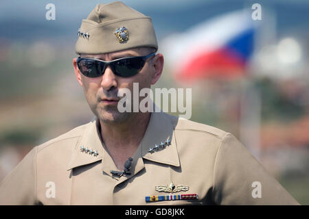 US-Admiral James Stavridis, European Command und Supreme Allied Commander NATO, während eines Besuchs in KFOR 29. Juli 2009 in Pristina, Kosovo. Stockfoto