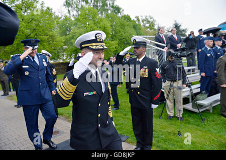 US-Admiral James Stavridis, European Command und Supreme Allied Commander NATO begrüßt, als er für einen U.S. European Command Befehl Zeremonie zwischen ihm und Air Force General Phillip M. Breedlove Patch Barracks 10. Mai 2013 in Stuttgart-Vaihingen, Deutschland kommt. Stockfoto