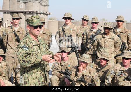 US-Admiral James Stavridis, Europäische Befehl Supreme Allied Commander, spricht kombiniert Task Force Tomahawk Soldaten während eines Besuchs, 14. November 2012 bei Combat Outpost Sperwan Ghar, Afghanistan Truppen zu treffen. Stockfoto