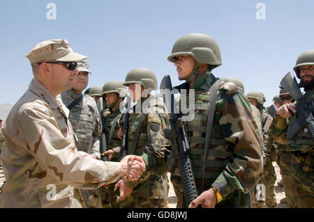 US-Admiral James Stavridis, European Command und Supreme Allied Commander NATO grüßt Afghan National Army Auszubildende spricht kombiniert Task Force Tomahawk Soldaten in Kabul Military Training Center 27. Mai 2010 in Kabul, Afghanistan. Stockfoto