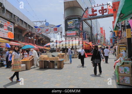 Menschen besuchen Ameyoko, shopping-Arkade in Tokio. Stockfoto