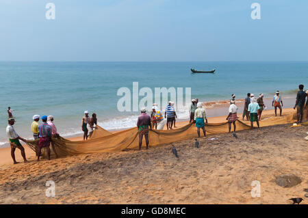 Nicht identifizierte Fischer ziehen ihre Fischernetz Samudra Beach in Kovalam. Kerala. Indien Stockfoto