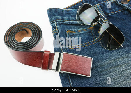 Ledergürtel, Jeans, Sonnenbrillen, die isoliert auf weißem Hintergrund Stockfoto