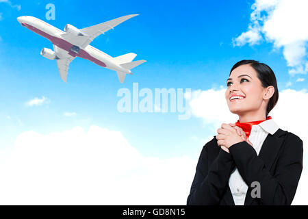 1 indische erwachsenen Frau Stewardess fliegen Flugzeug gerade Bestrebungen Stockfoto
