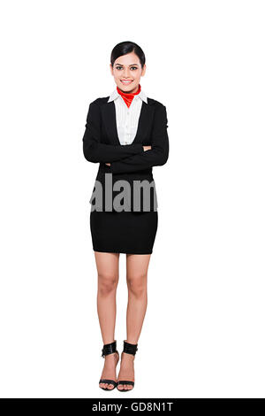 1 indische erwachsenen Frau Air Hostess Arme gekreuzt stehenden Posing Stockfoto