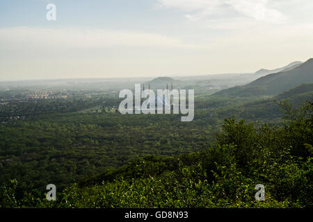 Landschaft in Islamabad-Pakistan mit dem Shah Faisal-Moschee Stockfoto