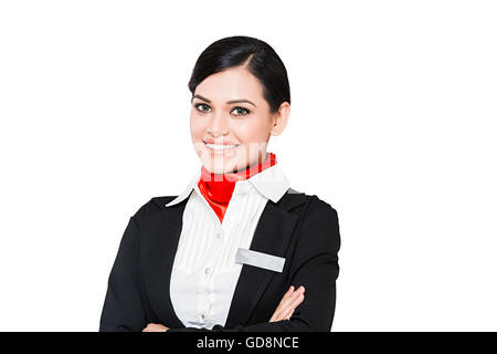 1 indische erwachsenen Frau Air Hostess Arme gekreuzt stehende pose Stockfoto