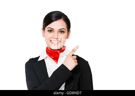 1 indische erwachsenen Frau Air Hostess stehende Finger deutete anzeigen Stockfoto