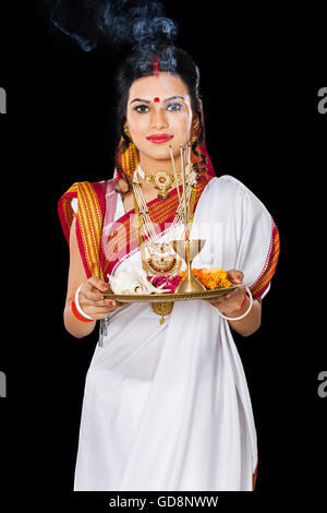 1 indische Bengali Erwachsene Frau Durga Puja Verehrung Stockfoto