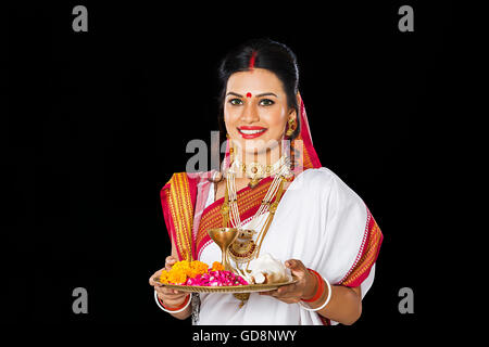 1 indische Bengali Erwachsene Frau Durga Puja Verehrung Stockfoto