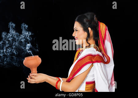 1 indische Bengali Erwachsene Frau Durga Puja Chilam tanzen Stockfoto