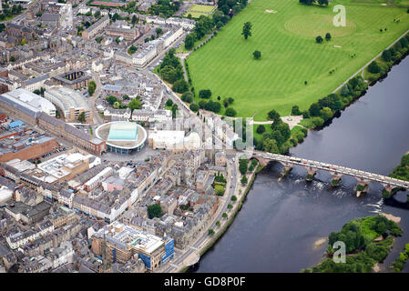 Der River Tay und die Stadt Perth, Perthshire, Schottland, aus der Luft Stockfoto