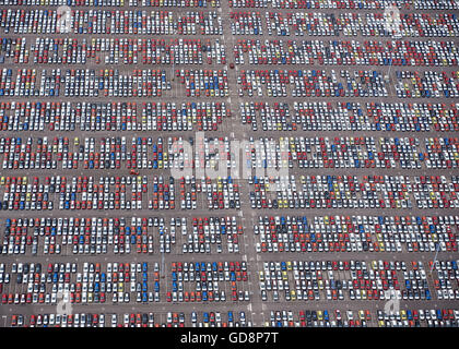 Eine Luftaufnahme des neuen Autos zu Avonmouth Docks, Bristol, Südwest-England Stockfoto
