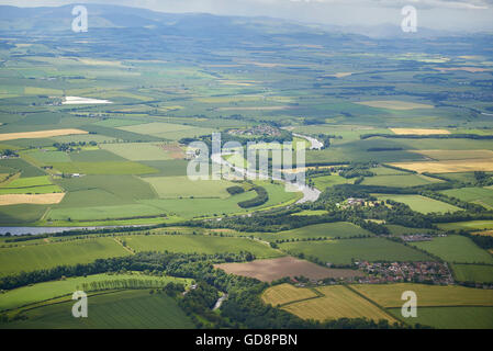 Der Fluss Tweed, Berwick nach Tweed, die alte Grenze zwischen England & Schottland, Schuss aus der Luft Stockfoto