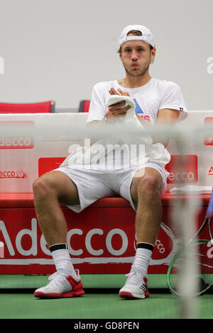 Trinec, Tschechische Republik. 13. Juli 2016. Französischer Tennisspieler Lucas Pouille während des Trainings vor den Davis Cup Viertelfinal-match gegen Tschechien in Trinec, Tschechische Republik, 13. Juli 2016. Bildnachweis: Petr Sznapka/CTK Foto/Alamy Live-Nachrichten Stockfoto