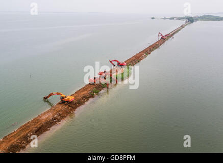 Wuhan. 13. Juli 2016. Bewaffnete Polizei Soldaten bereiten für die Verletzung des Bahndamms auf dem Deich Niushan See in Zentral-China Provinz Hubei, 13. Juli 2016. Die Provinzregierung Hubei beschlossen Dienstag brechen die Böschung zwischen Liangzi und Niushan See, um mögliche Hochwasser Überlauf über den Deich zu verhindern. Am 14. Juli wird die Operation ausgeführt werden. Bildnachweis: Xiao Yijiu/Xinhua/Alamy Live-Nachrichten Stockfoto