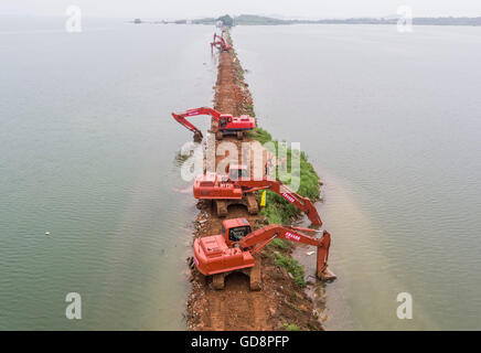 Wuhan. 13. Juli 2016. Bewaffnete Polizei Soldaten bereiten für die Verletzung des Bahndamms auf dem Deich Niushan See in Zentral-China Provinz Hubei, 13. Juli 2016. Die Provinzregierung Hubei beschlossen Dienstag brechen die Böschung zwischen Liangzi und Niushan See, um mögliche Hochwasser Überlauf über den Deich zu verhindern. Am 14. Juli wird die Operation ausgeführt werden. Bildnachweis: Xiao Yijiu/Xinhua/Alamy Live-Nachrichten Stockfoto