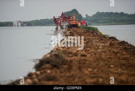 Wuhan. 13. Juli 2016. Bewaffnete Polizei Soldaten bereiten für die Verletzung des Bahndamms auf dem Deich Niushan See in Zentral-China Provinz Hubei, 13. Juli 2016. Die Provinzregierung Hubei beschlossen Dienstag brechen die Böschung zwischen Liangzi und Niushan See, um mögliche Hochwasser Überlauf über den Deich zu verhindern. Am 14. Juli wird die Operation ausgeführt werden. Bildnachweis: Xiao Yijiu/Xinhua/Alamy Live-Nachrichten Stockfoto