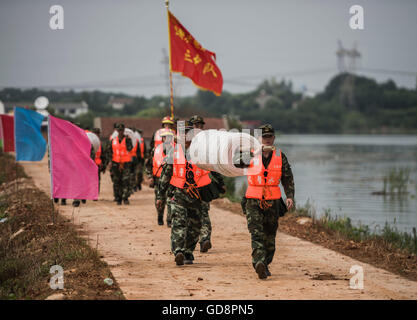 Wuhan. 13. Juli 2016. Bewaffnete Polizei Soldaten bereiten für die Verletzung des Bahndamms auf dem Deich Niushan See in Zentral-China Provinz Hubei, 13. Juli 2016. Die Provinzregierung Hubei beschlossen Dienstag brechen die Böschung zwischen Liangzi und Niushan See, um mögliche Hochwasser Überlauf über den Deich zu verhindern. Am 14. Juli wird die Operation ausgeführt werden. Bildnachweis: Xiao Yijiu/Xinhua/Alamy Live-Nachrichten Stockfoto