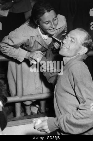 Finnland 1952 Olympics, Emil Zatopek, vierfacher Olympiasieger 35 km Marathonlauf mit Nummer 903 in Helsinki zu gewinnen erhält Glückwünsche von seiner Frau Dana Zátopková. Stockfoto