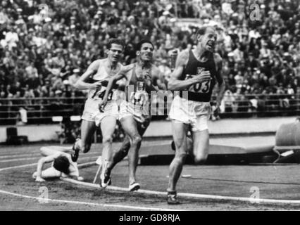 Finnland 1952 Olympics, Emil Zatopek (CZE), von rechts, gefolgt von Alain Mimoun (FRA), Herbert Schade und Chris Chataway, konkurriert in 5,000 m Rennen in Helsinki. Stockfoto